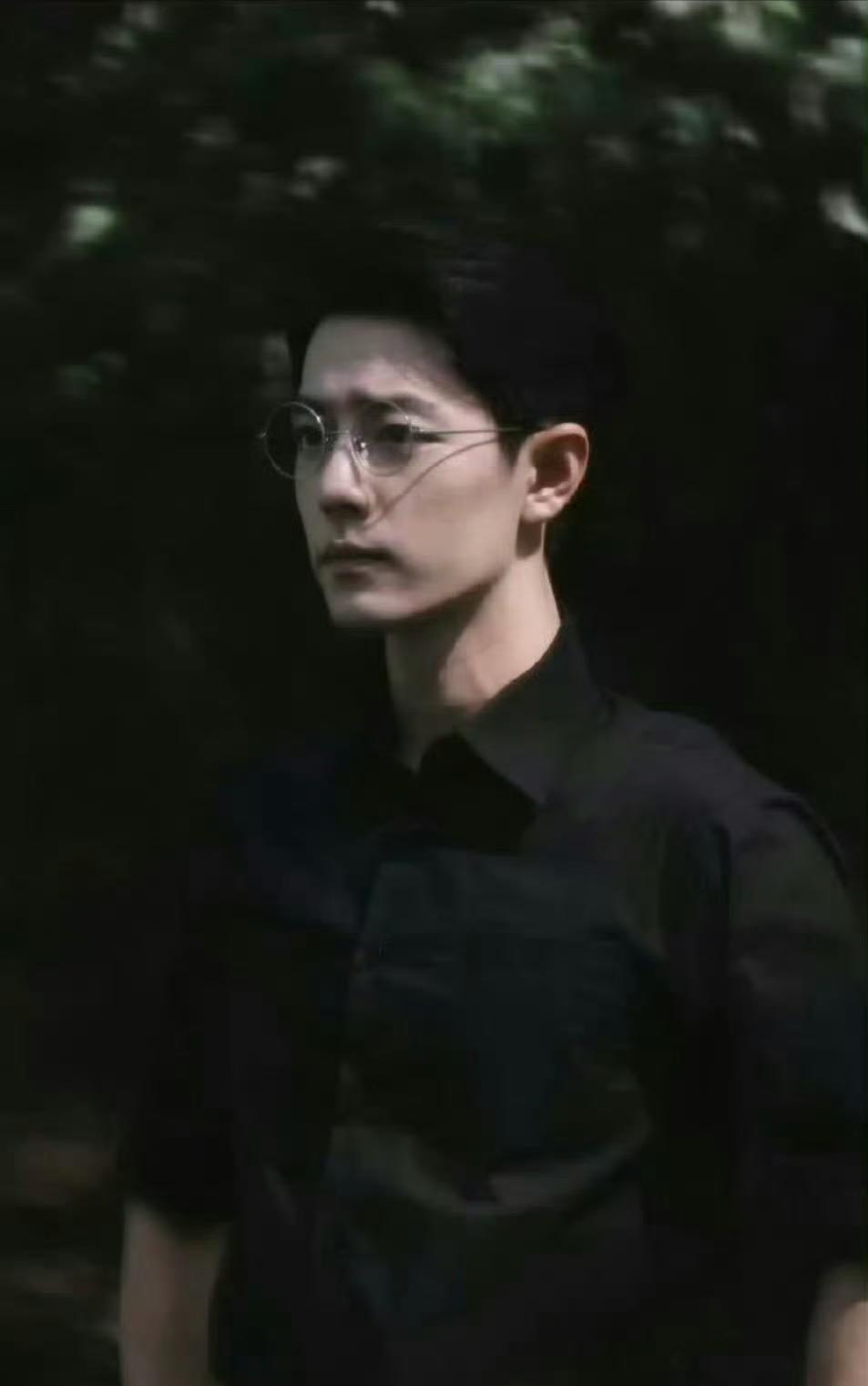 肖战真的好适合演这种正邪难辨的角色！天生演员脸，就是这样简单的衣服妆造就能有足够