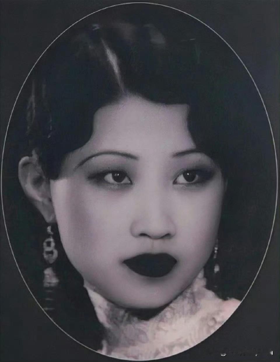 看了赵四小姐的老照片，确实惊艳！不是那种张扬的美，而是像清泉一样温润舒服。五