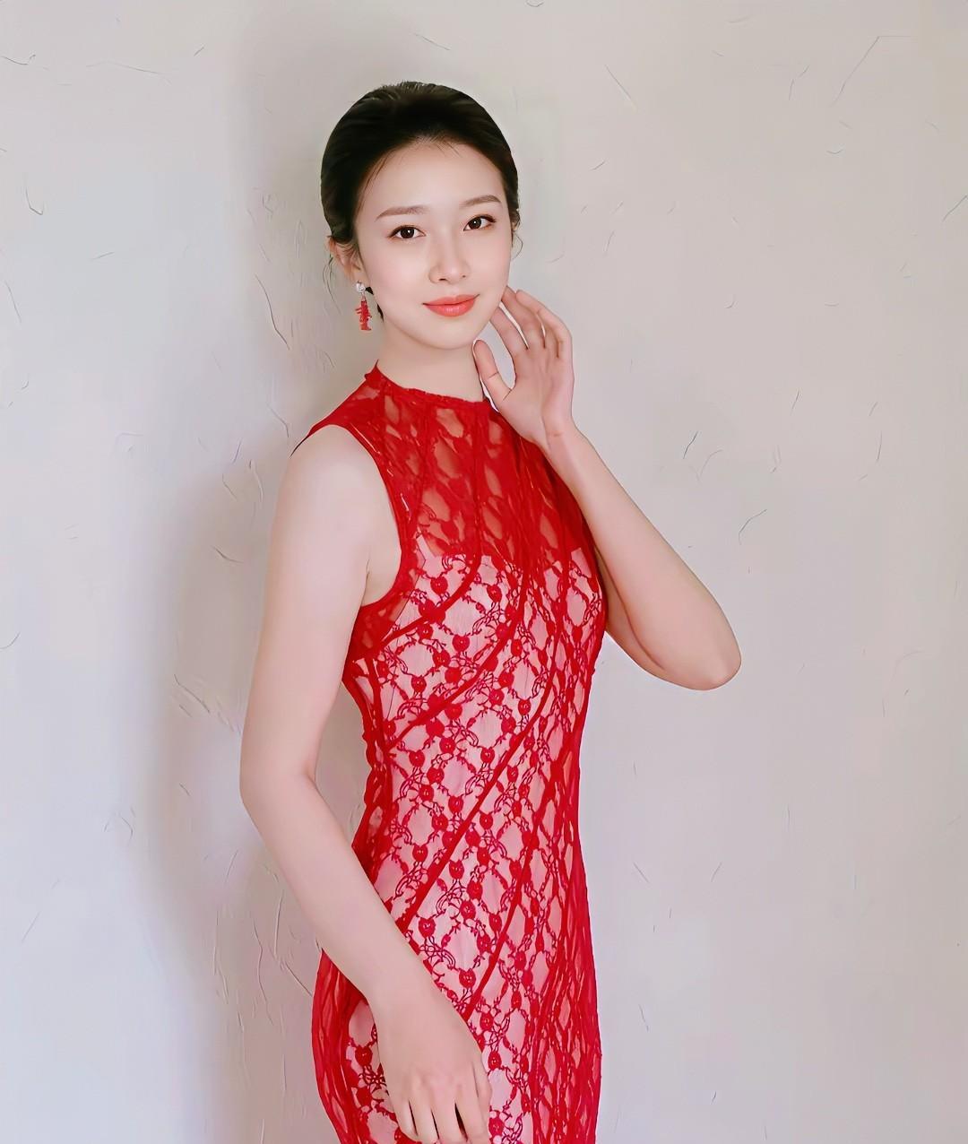 红衣美人倚，笑语如花枝。