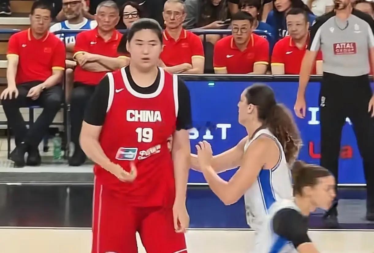 罕见！法国女篮已提前准备与中国女篮决战:法国女篮主教练谈到即将的八强赛，说道:
