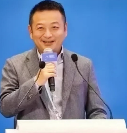 为了鼓励大家多生娃，人口专家梁建章曾提出了一个大胆的方案：一孩家庭每个月补贴10