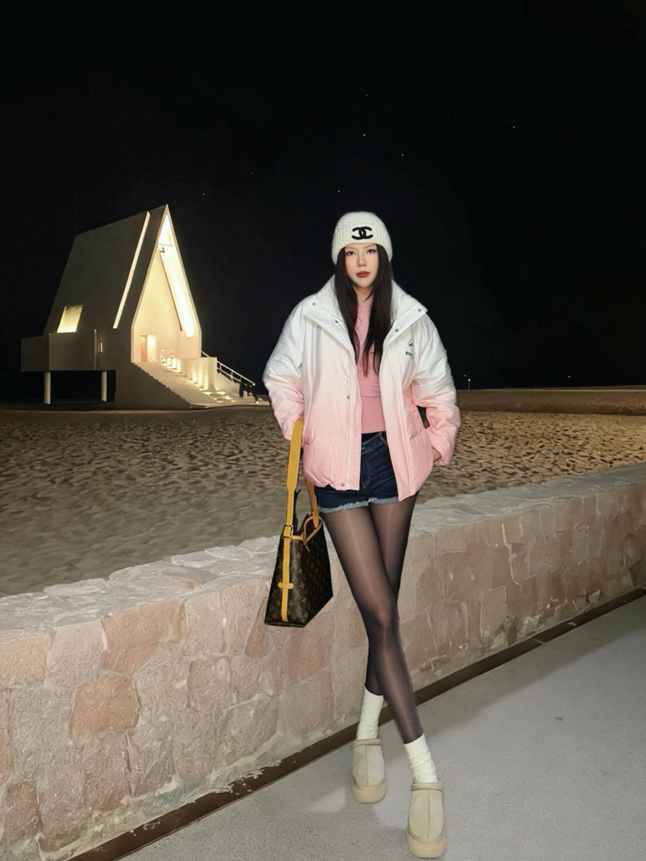 夜景和闪光灯/这件羽绒服搭配黑丝美翻啦🥹🥰|||这件粉白渐变的外套也太戳我了