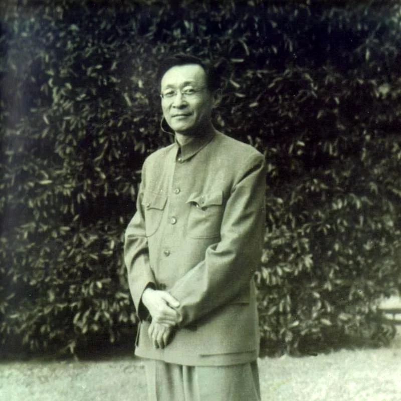 1974年1月25日凌晨，王稼祥在病榻上最后一次睁开眼睛，紧紧握住妻子朱仲丽的手