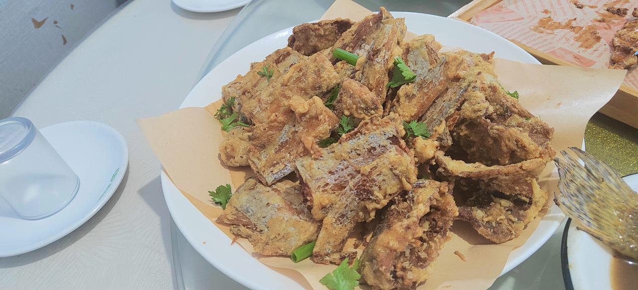昨天妻子去饭店吃饭。我很生气，我问她：你吃饭，为什么不带我？她说：人家都是有身份