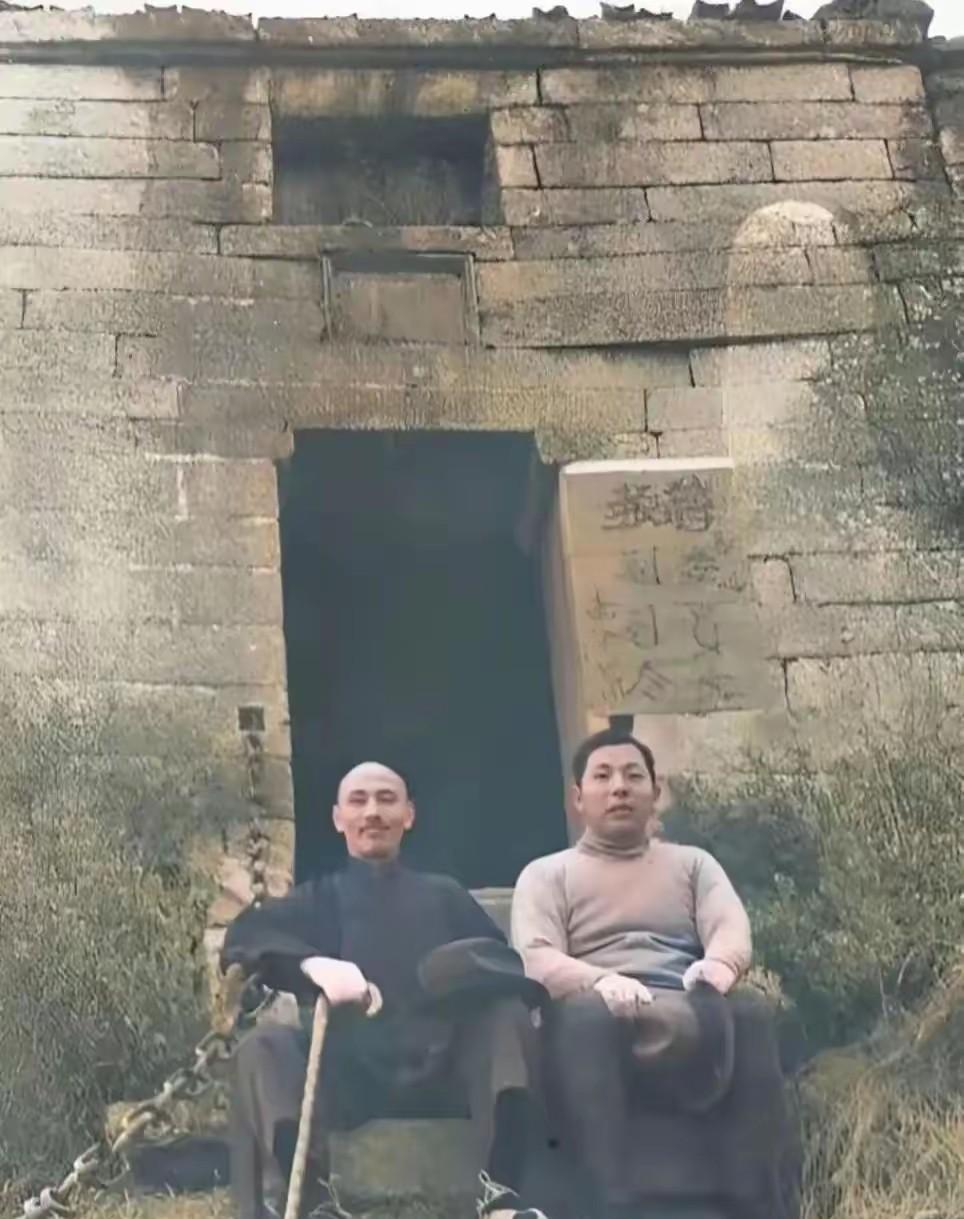坐在光头男人身边的这个人，虽然他的名字非常的响亮，几乎是无人不知，无人不晓，但是