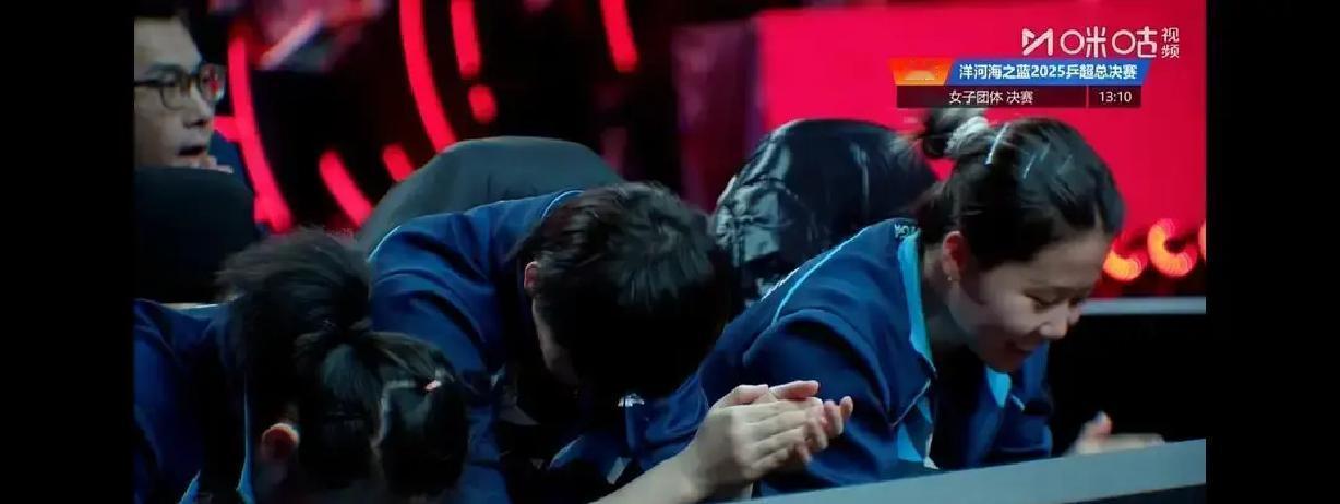不上场也赢！王曼昱把板凳坐成C位决赛名单没她，她照样举毛巾吼到嗓子哑。镜头