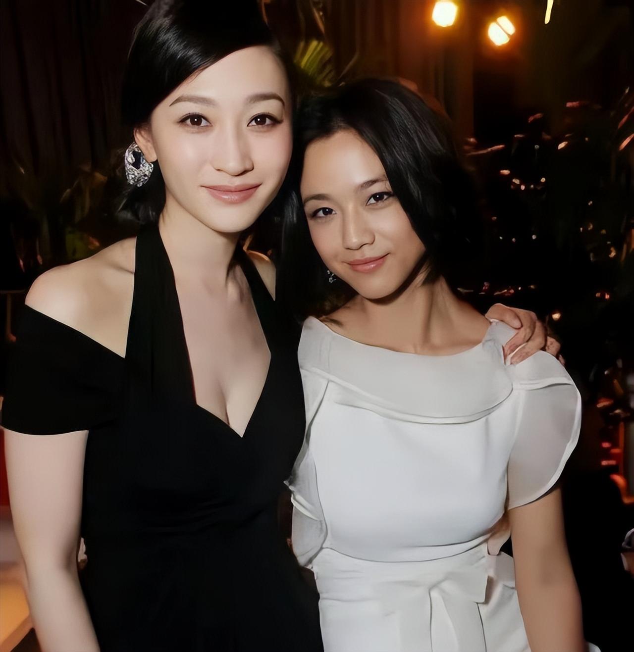李小冉那是真白，汤唯刘涛化了妆都没有她白，她应该是不上镜的美女，真人更靓眼。