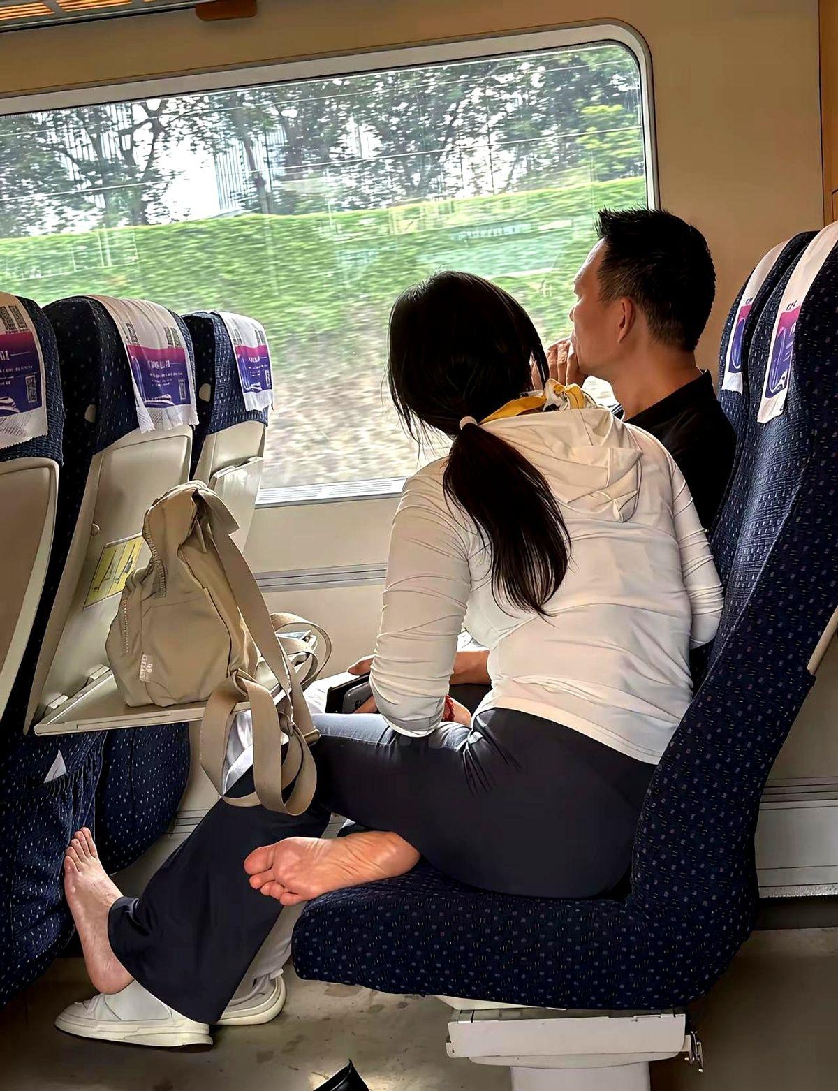 旁边大哥那个钱包，得有多厚啊？能让一个女人在高铁这种公共场合，这么心安理得地把