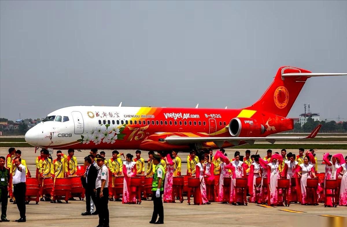 咱家的C909,在越南飞了半年,租期一到,人家没续。飞机就这么飞回来了。很多人第