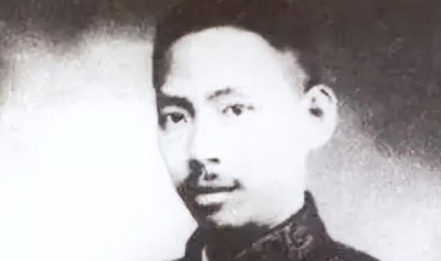 1958年，沈醉去天安门参加阅兵仪式，看见毛主席身边站着的女人，吓得他当场差点魂