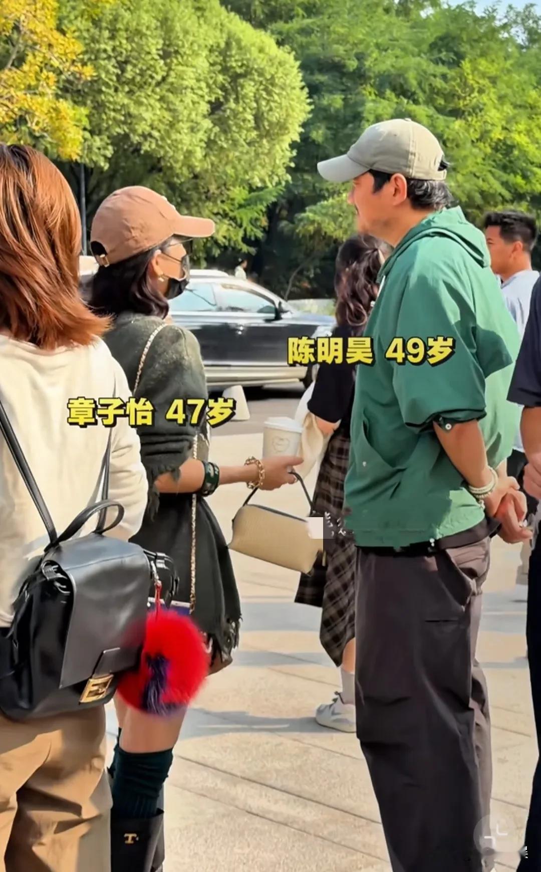 章子怡现身河北阿那亚，穿得好洋气啊，这姐们越来越会打扮了。她戴着棒球帽，穿着一件灰色的针织衫，搭配短