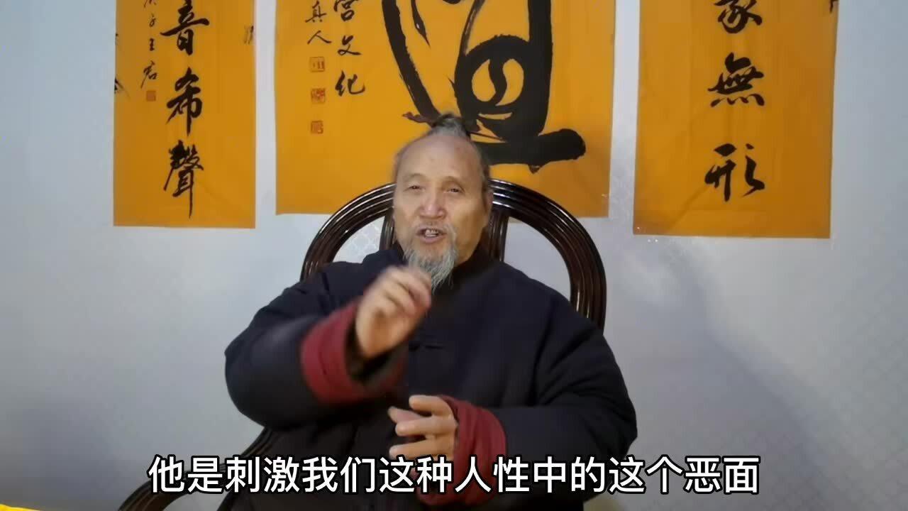 跟底层人打交道，有个简单的窍门：先给一点小恩惠——递根烟，或者他一瓶水。然