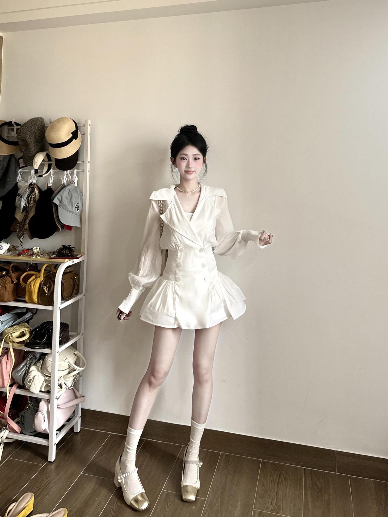 眉眼有戏气质冷艳，从容大气自带格调，成熟女生的美耐看又高级。御姐颜值冷艳气质