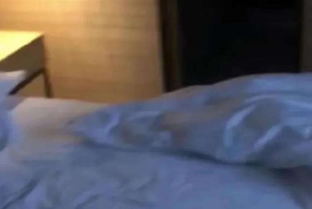 上海，一名男上司对女下属心生不当爱慕，出差期间，故意支走了同行的男同事，男子就带