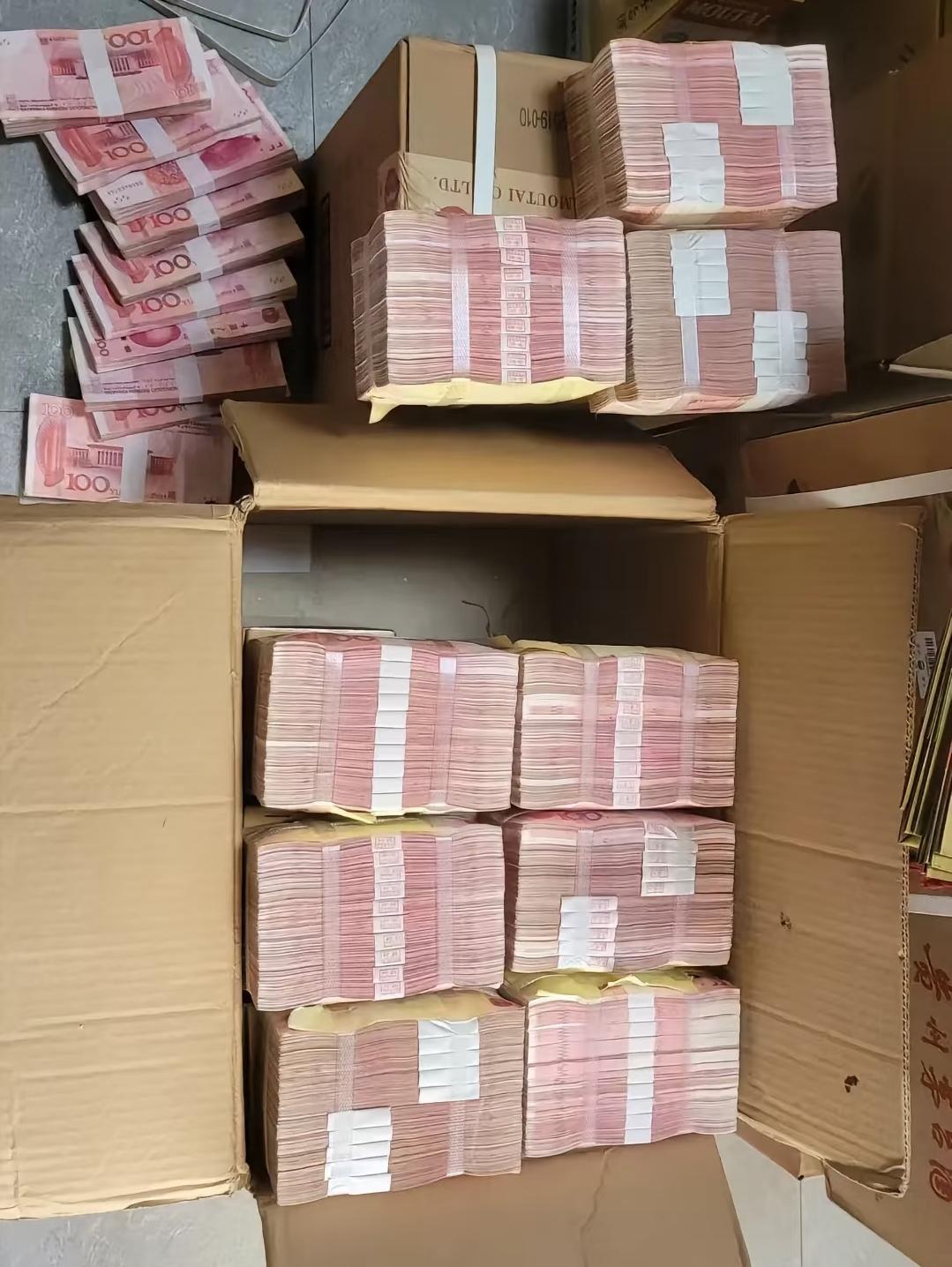 笑话（812）贪官看着家里一箱箱钞票发愁，老婆边往纸箱上封胶带边说：”老苟，