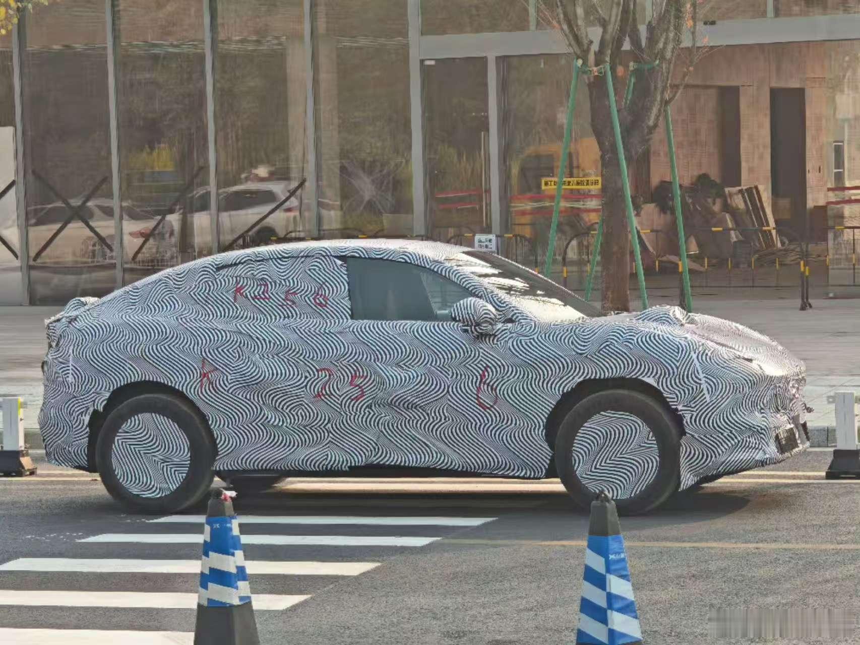 其实小鹏GX的实车图已经出来好几天了，大家都看到了气场很足。岑村揽胜这种调侃，某