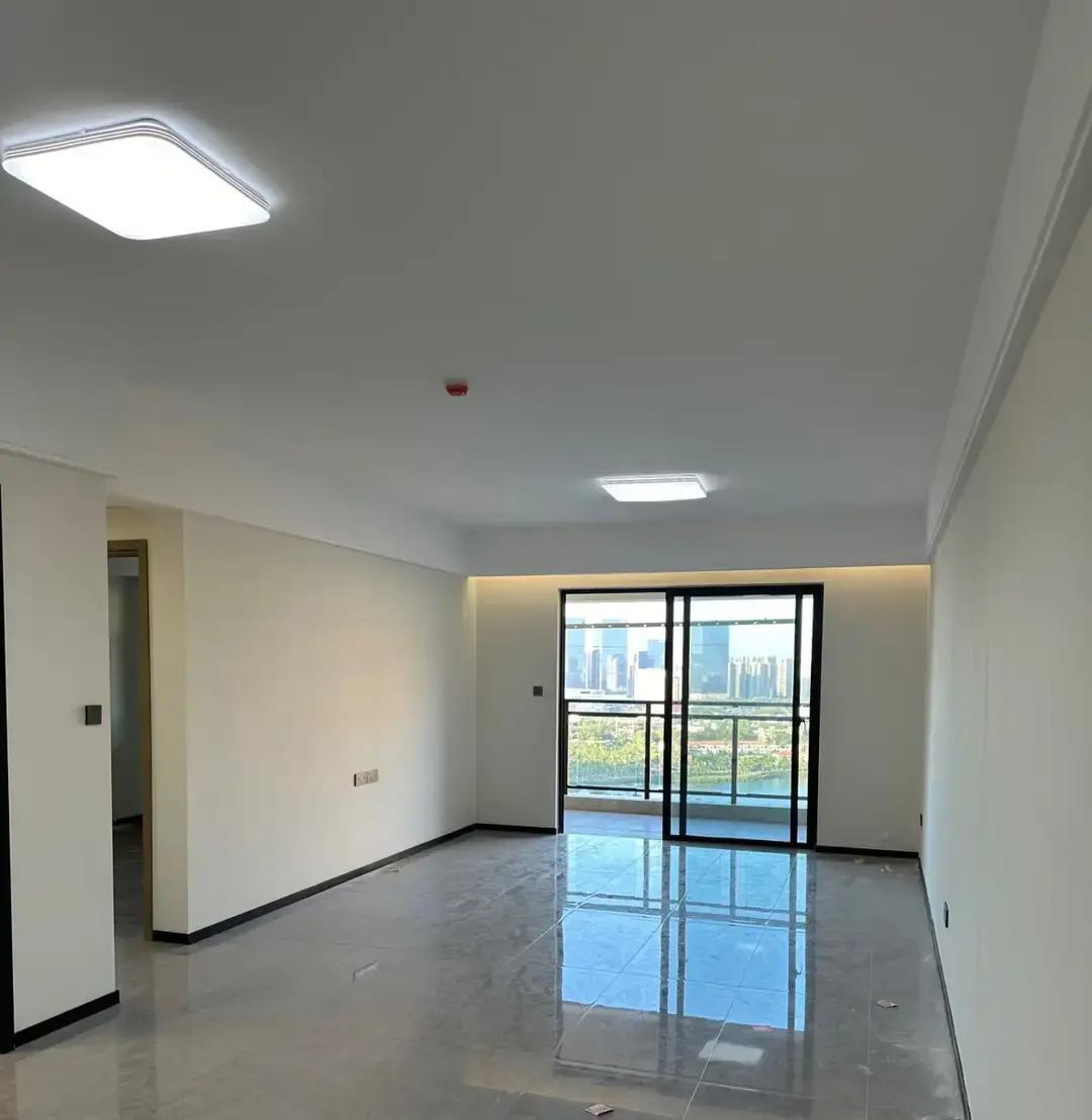 同事上半年在杭州看上一套90平次新房，挂牌680万，因为贷款卡预算紧，最后630