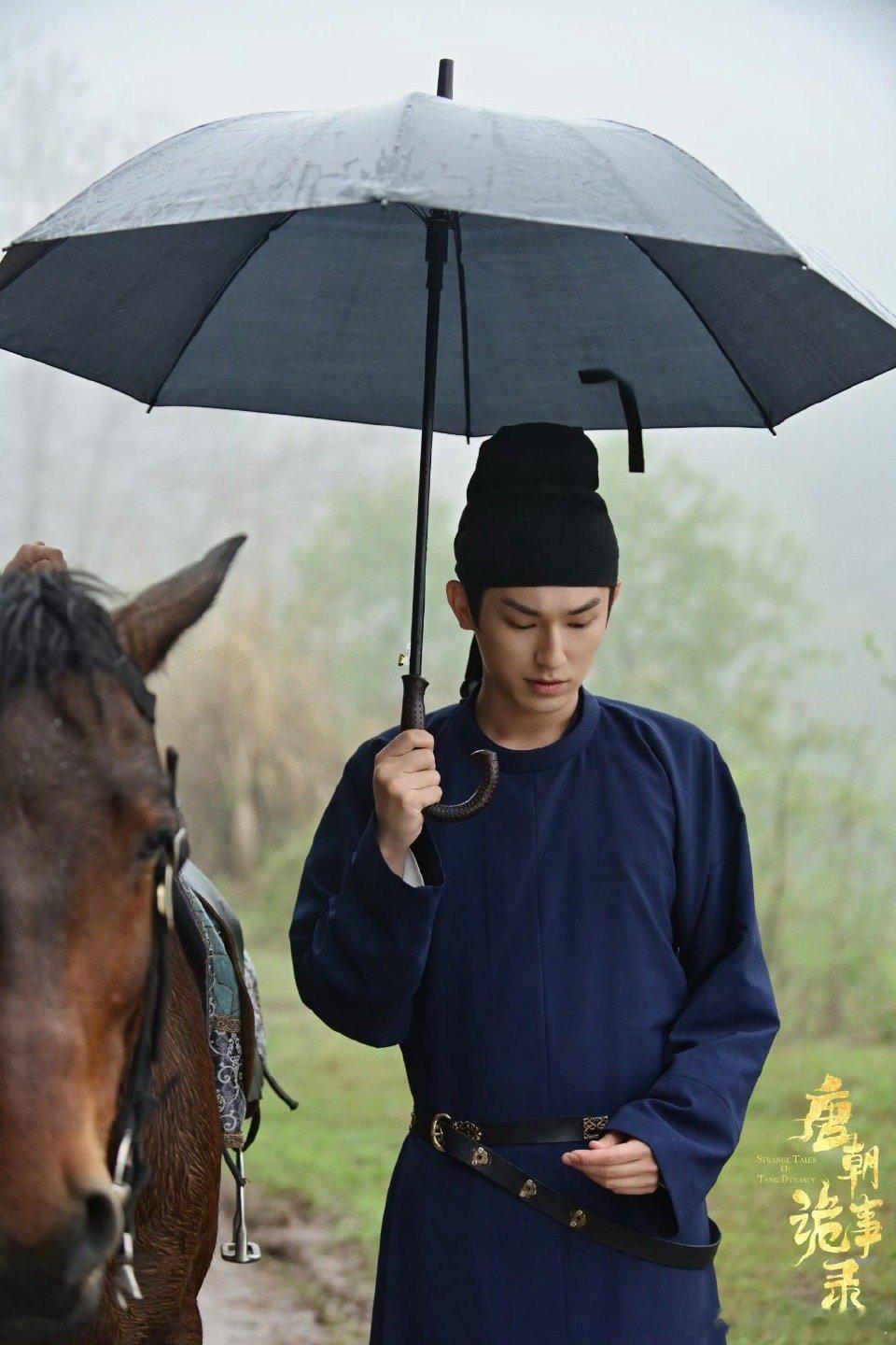 杨旭文的五官很端正，眉骨立体，鼻梁挺直，眼神清澈，气质阳刚中带点温柔，看起来很有