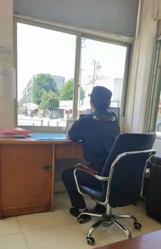 因早上出门走的太急忘记戴厂牌了，结果到了工厂门口保安不让他进，原因很简单，进出厂