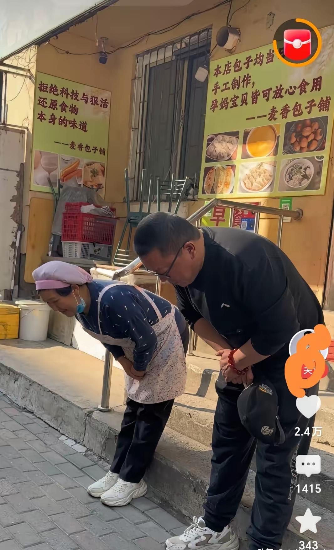 🌛辽宁丹东，一家小饭店来了15个人吃饭，吃完饭后要结账，老板娘说什么都不收