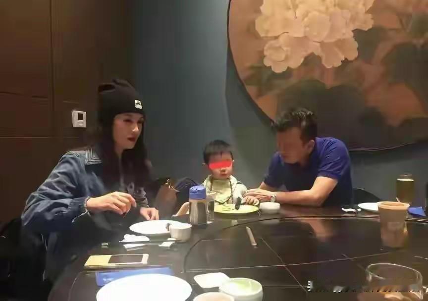 非常同情一个男人，不能看见自己儿子的心情。肯定是万分的煎熬，但是又无能为力。