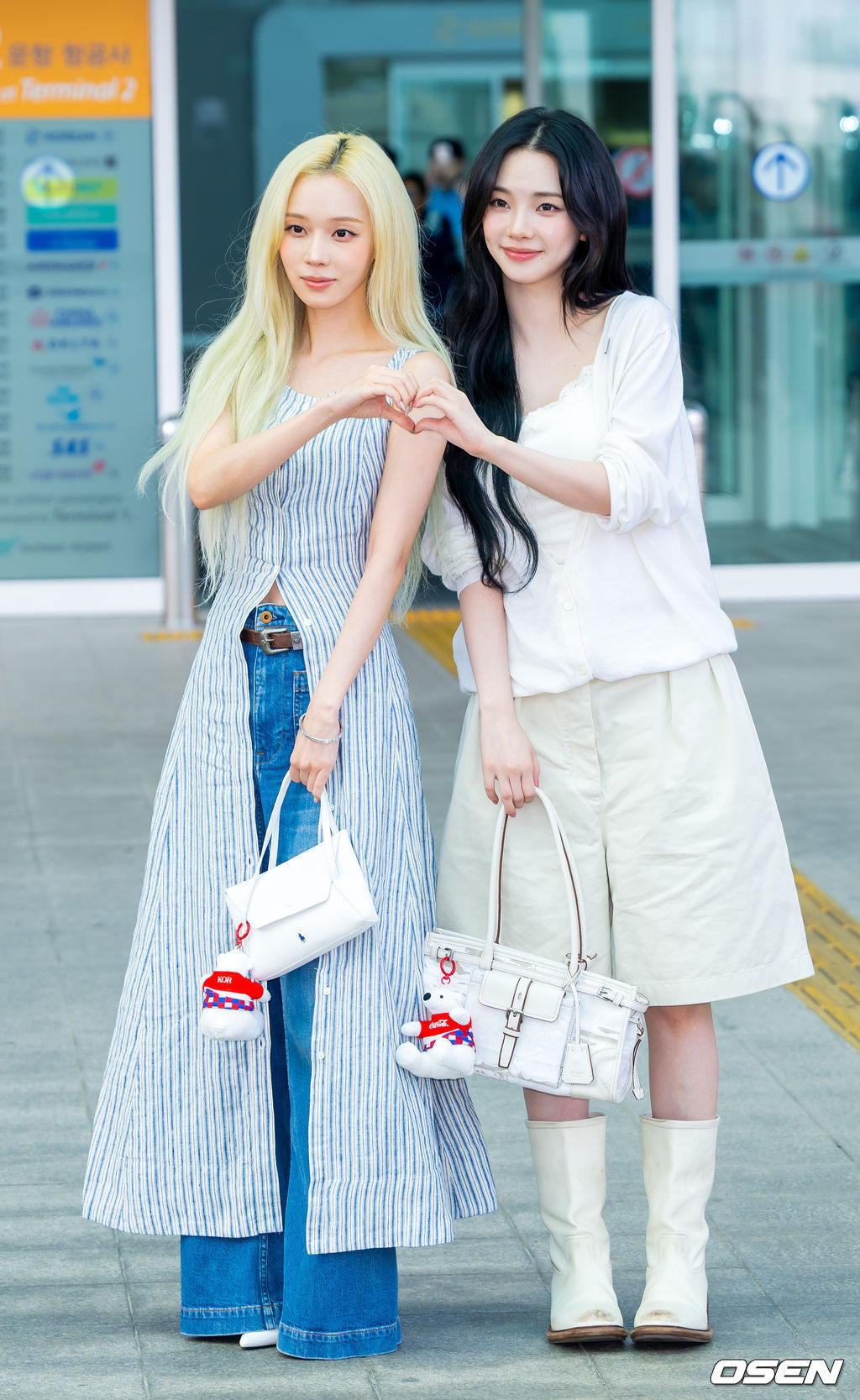 Karina、Winter260610机场穿搭，展示同款包挂中…