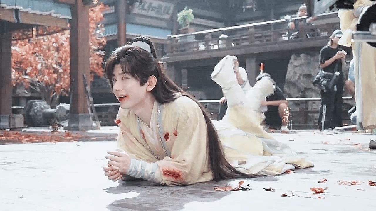 成毅这松弛感真是绝了!完全没有出席活动时在舞台上的拘谨，要不说拍摄片场才是他