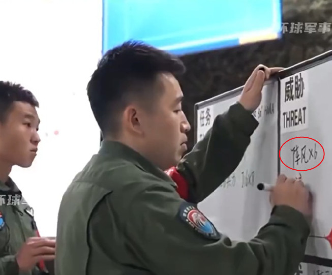 难怪歼10能击落阵风！看完中方飞行员写的这些字，瞬间理解了。最近一张照片在军事圈