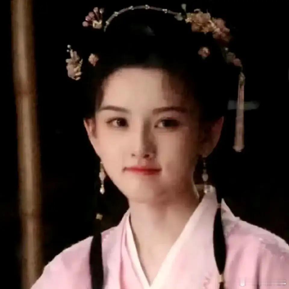 宋祖儿《表妹万福》粉衣造型路透来啦！她一袭粉色长衫，简直嫩出水，像个粉粉的水蜜桃