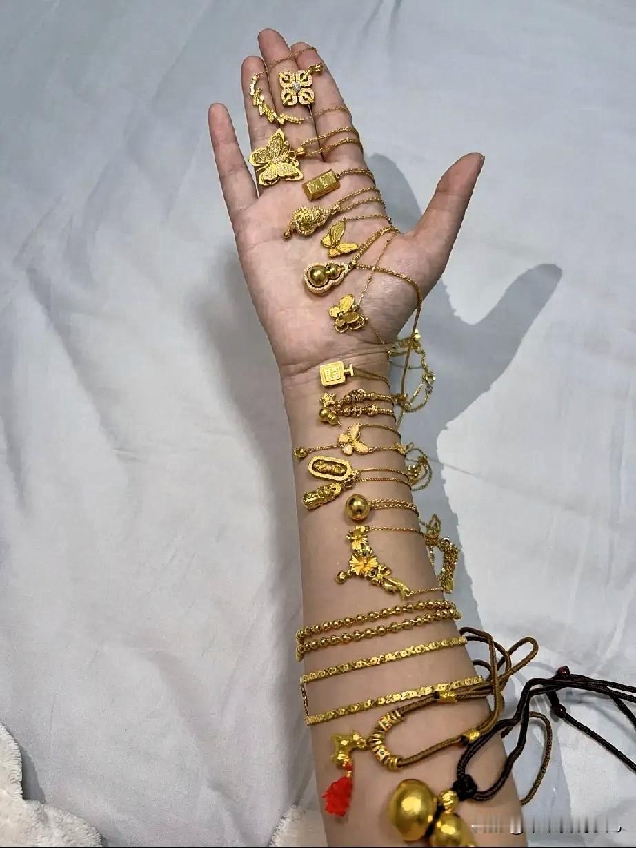 结婚十年，老公每年过节都会送我一些黄金首饰。昨天我和朋友一起吃饭，她说现在黄金涨