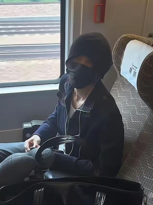 糊咖艺人出道8年不火，结果靠高铁霸座，让他迎来了最火时刻，妥妥的小牌大耍。
