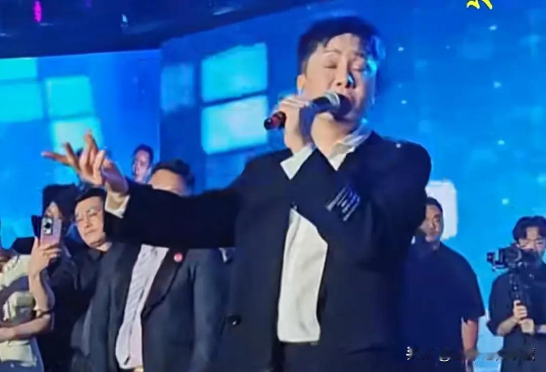 近日，著名歌手毛宁出席活动再次献唱经典成名作《涛声依旧》，声音还是那样婉转清脆，