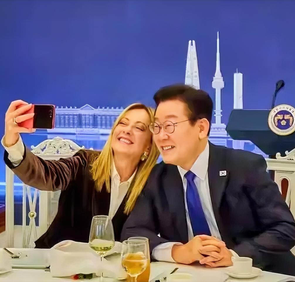 意大利那位女总理梅洛尼，作为一位单亲妈妈，这样挨着韩国总统李在明玩自拍，真的合适