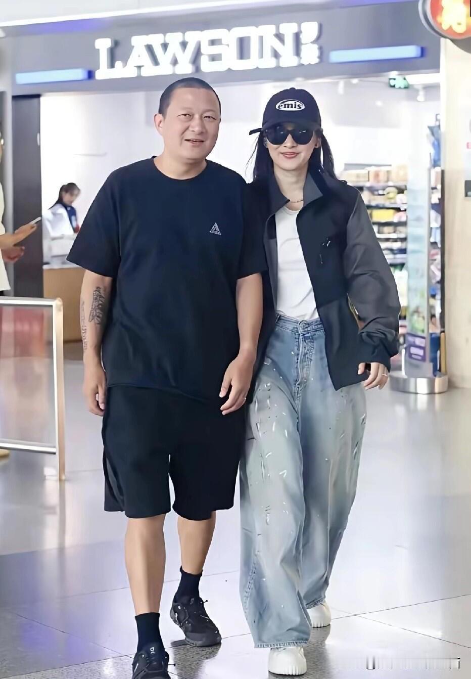 梅婷真是嫁给了爱情，一个女人的幸福是全部写在脸上的，哪怕只是出去参加活动回来，老