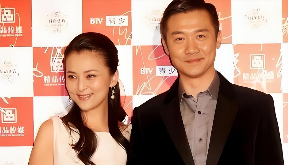 当年还没离婚的黄志忠爱上了柯蓝，为了与柯蓝在一起，不惜与发妻何音离婚。可没想到同