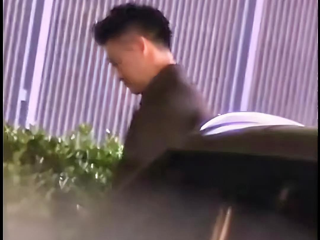 曹云金在路边小便吐痰被偷拍，说好的艺德呢？这次丢人丢大了吧！最近有狗仔拍到相