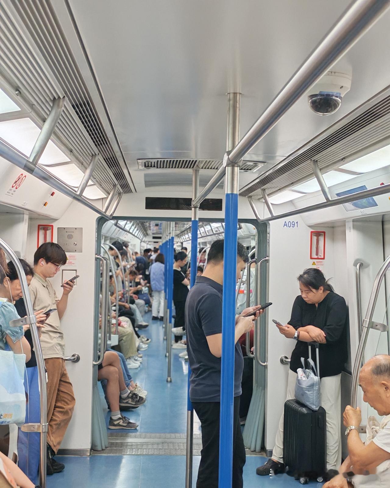 同事在育儿这件事上，是个十足的“佛系派”。孩子从小学到初中成绩普通，他从未