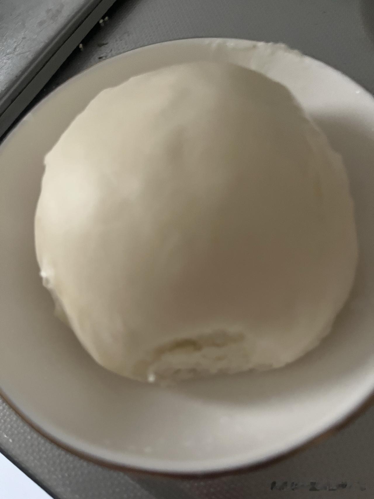 消失的馒头。我每天早饭大多是糁子粥，上面蒸个鸡蛋再热个馒头。今早洗漱完照例便