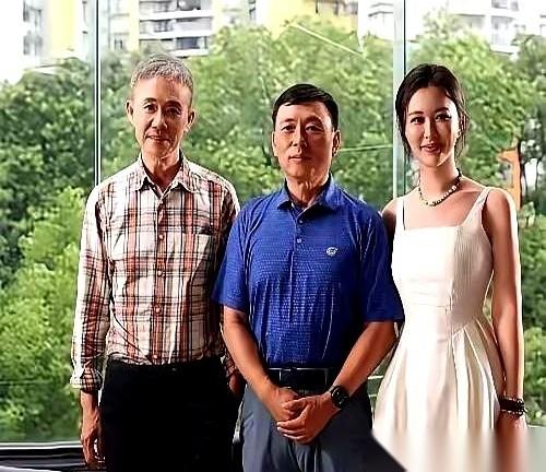 就这张合影，信息量简直炸了。真正的大佬，根本不需要表情。你看中间的段总，就那么