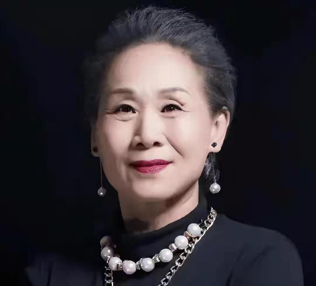 60岁被亲儿子带入演艺圈，73岁成百亿老太，现在比儿子还要红有人晚年养老享