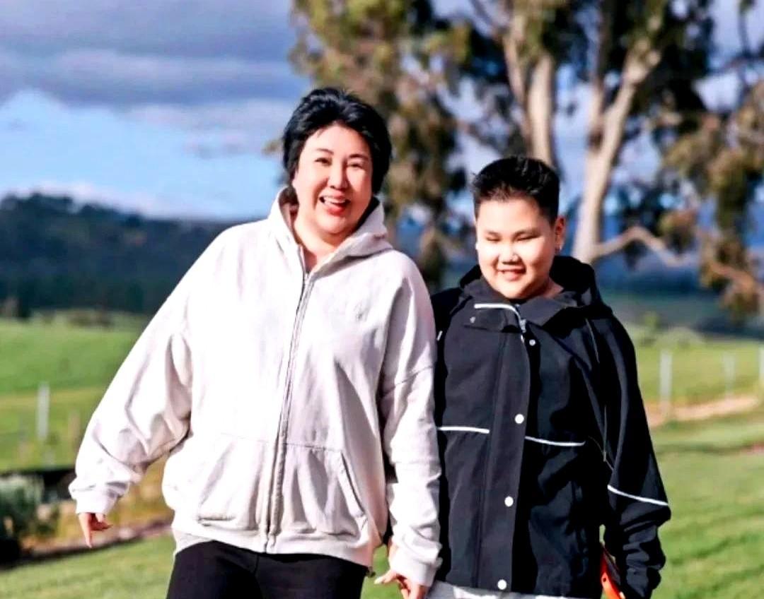 郭汾阳戴个耳环，网友炸了。不是因为帅，是觉得他生下来就赢麻了。澳洲半山豪宅，