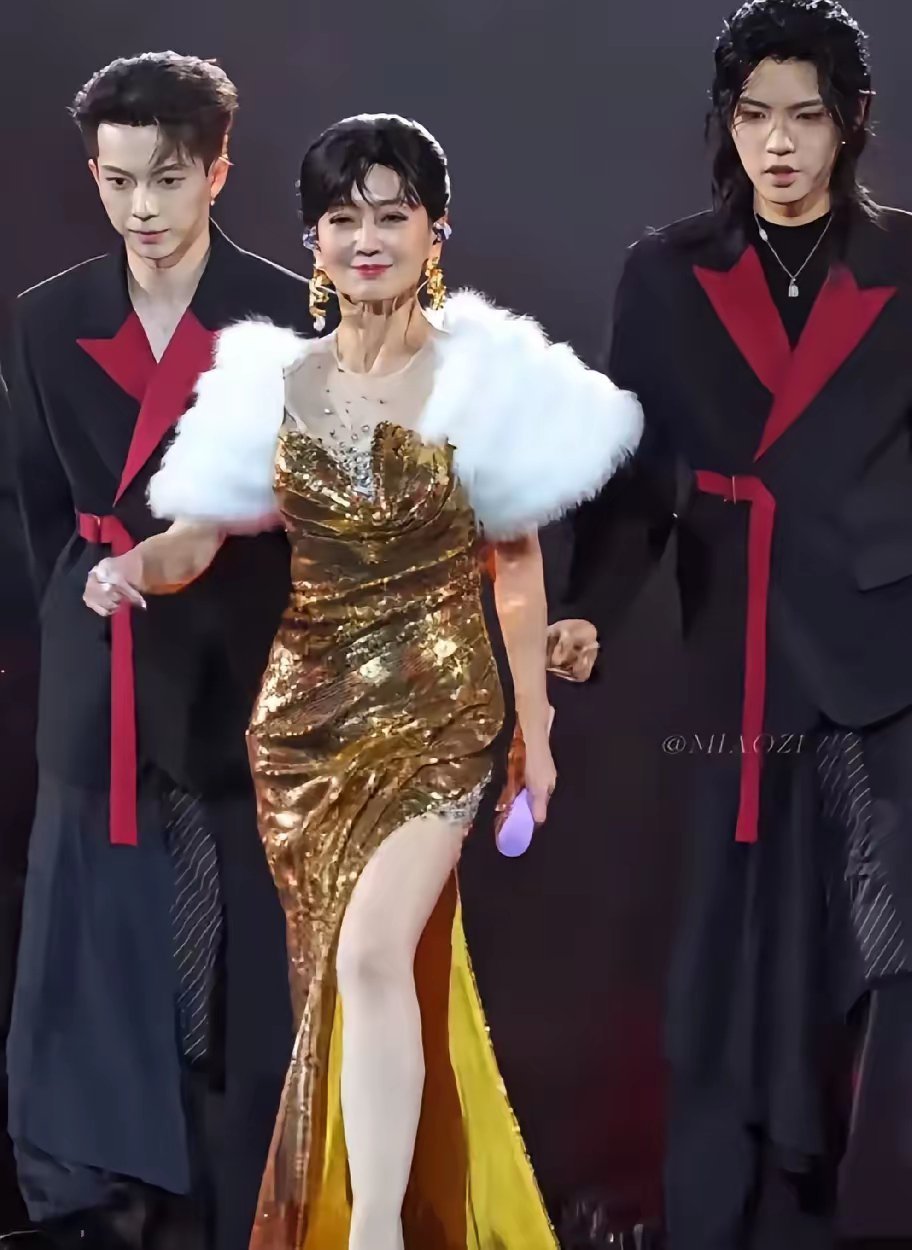 72岁赵雅芝越来越不对劲，长相年轻不会老就算了，在50周年演唱会上，万万没想到她