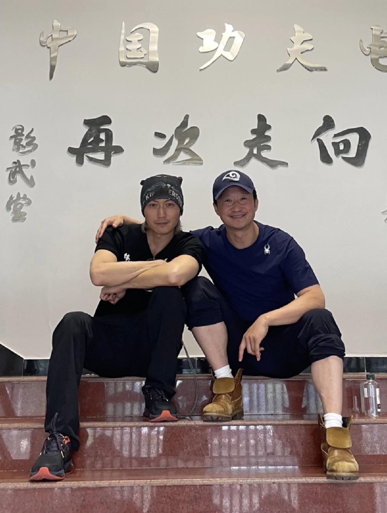 吴京与谢霆锋昔日合影，两人坐在台阶上开心合影，真的好接地气啊。谢霆锋虽然不是