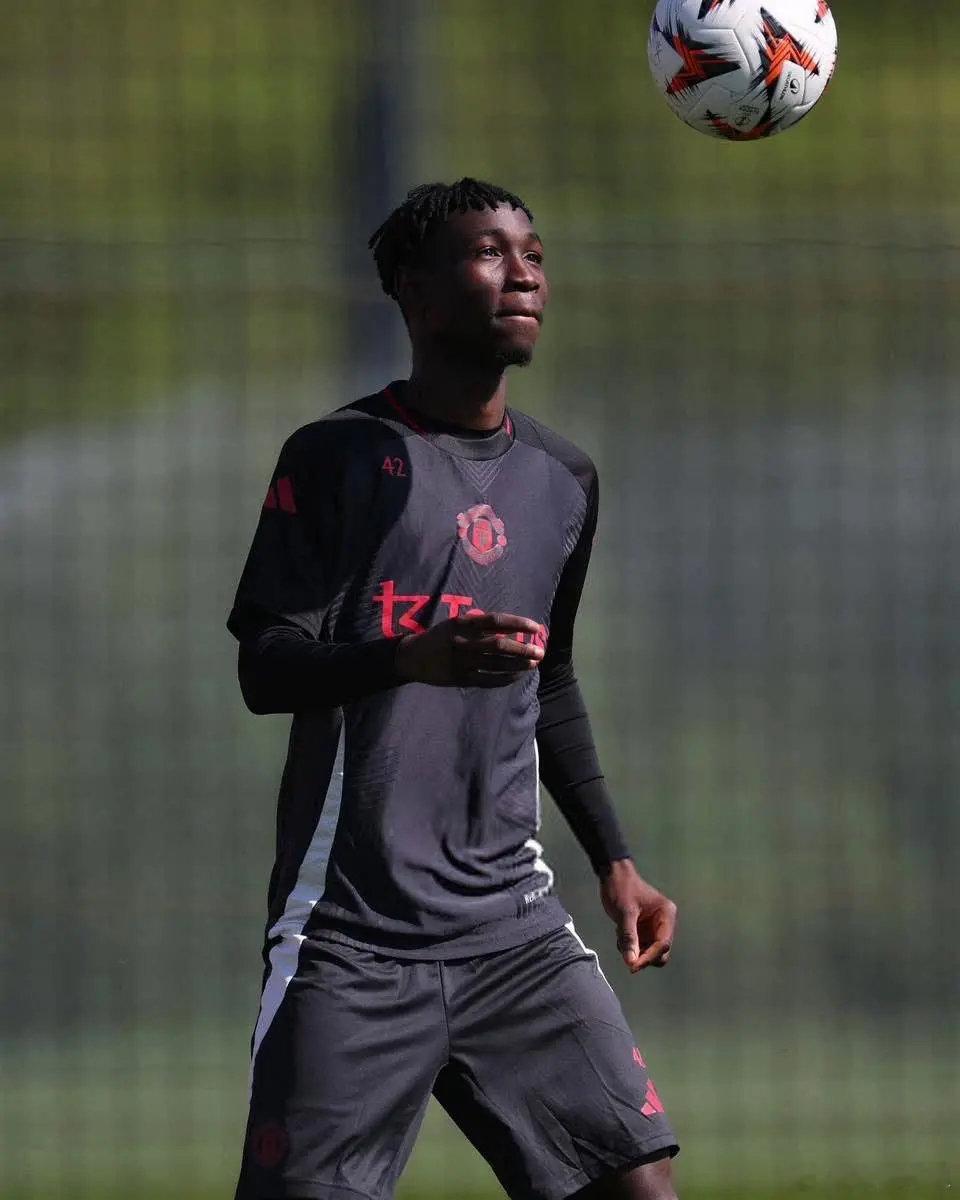 曼联青训动态：塞库·科内近期已随一线队训练，俱乐部正着力整合本土青训人才。我依然