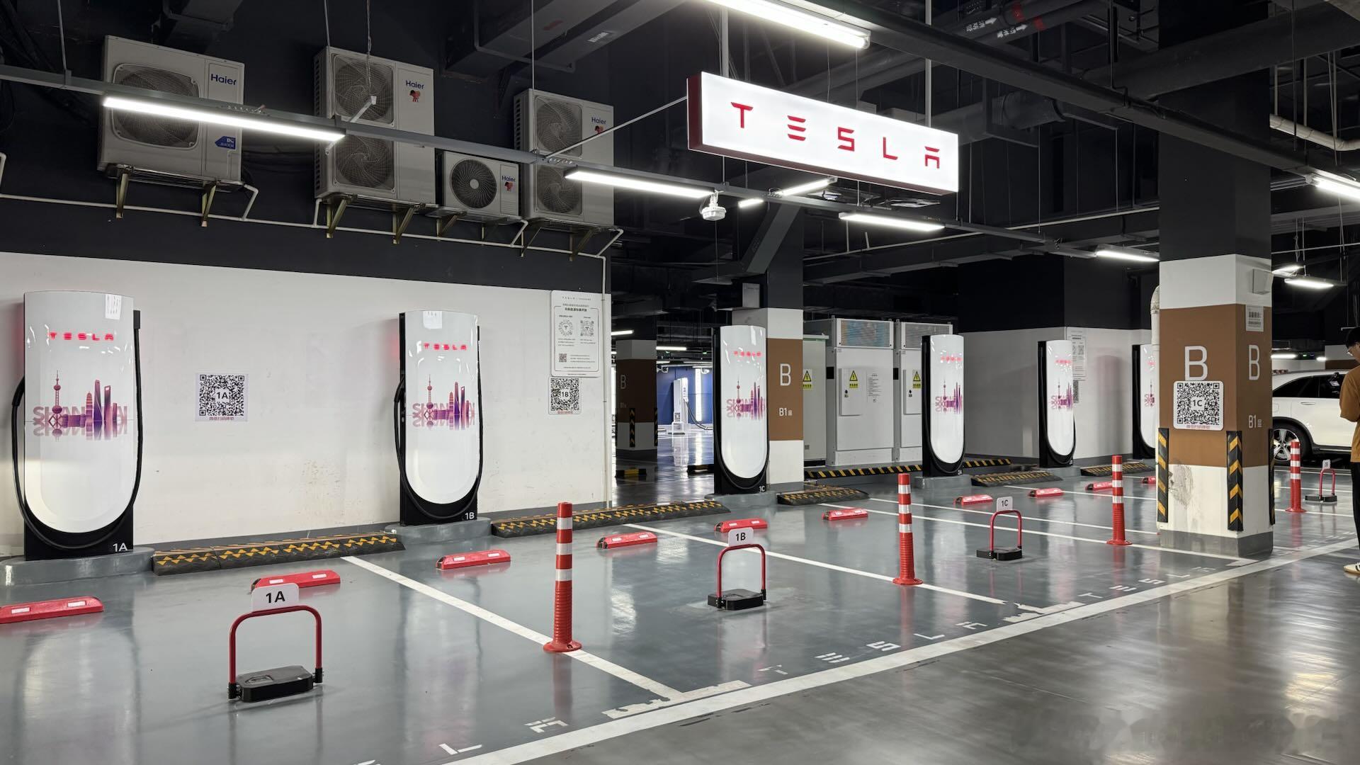 今天来体验特斯拉V4超充，它整体的造型相比V3来说更有科技感。线缆长度增加到3米