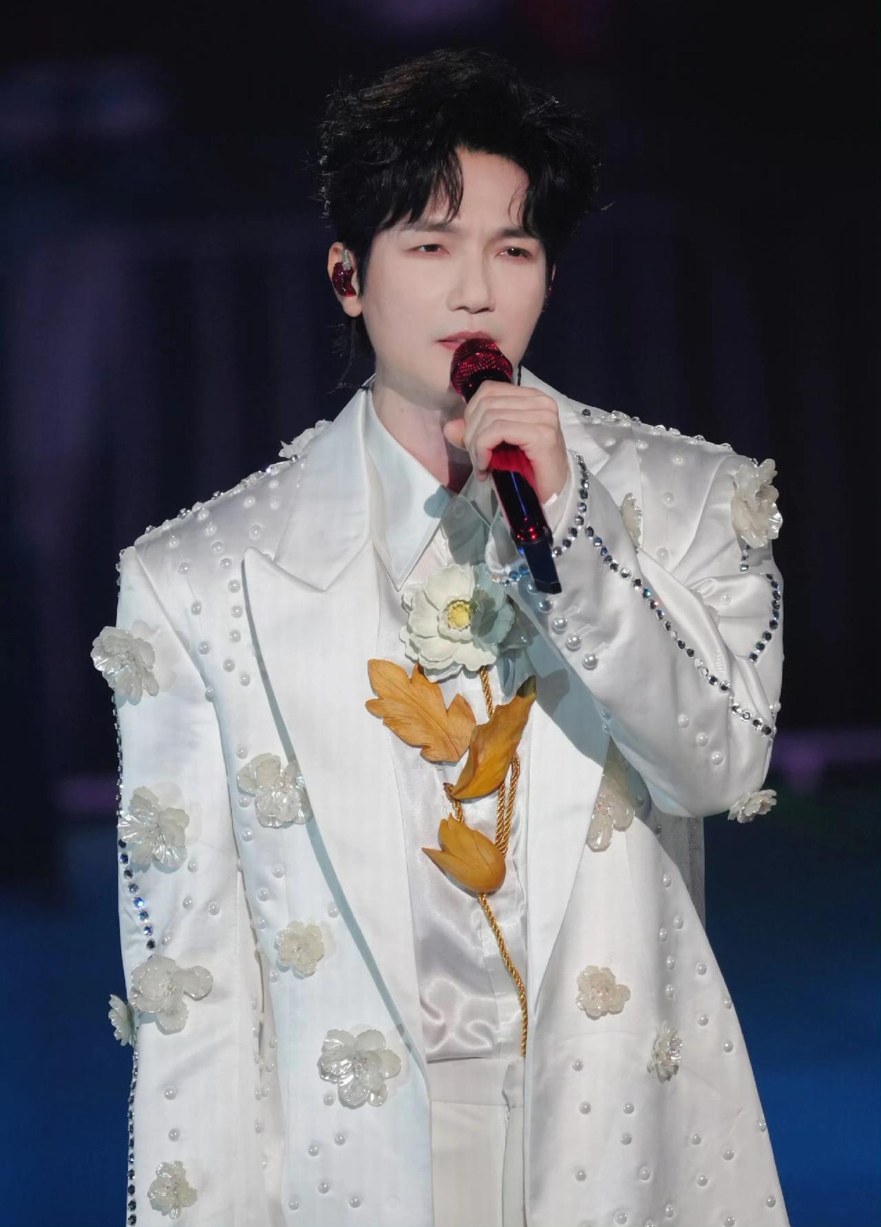 陈楚生荒芜之境深圳场开唱，这一袭白纱好像一个王子！让我们一起来闭上眼睛，共同