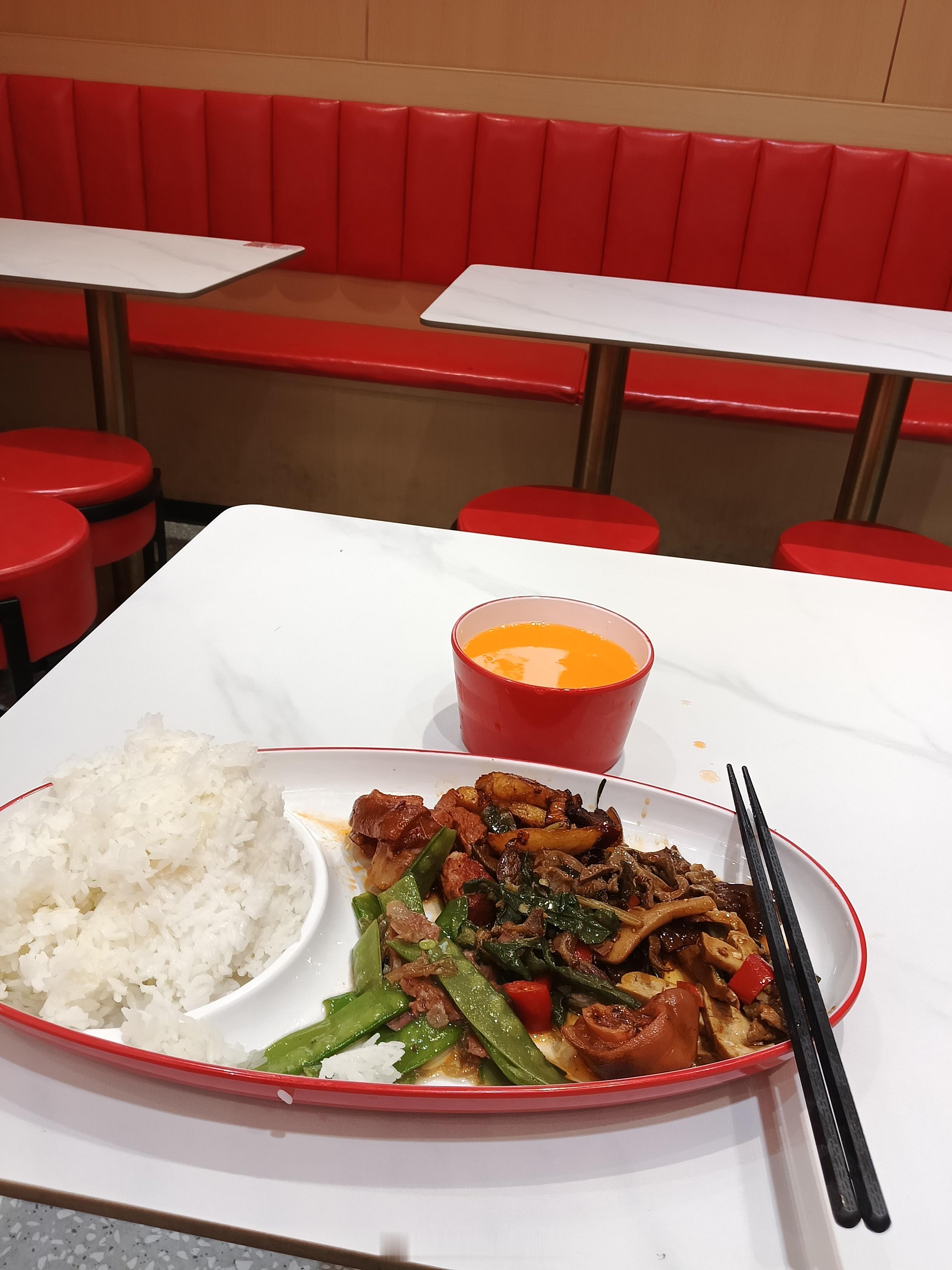 为了看王右王左比赛，错过饭点出来觅食了：这大众食堂，竟成为了一个人的食堂好好吃饭
