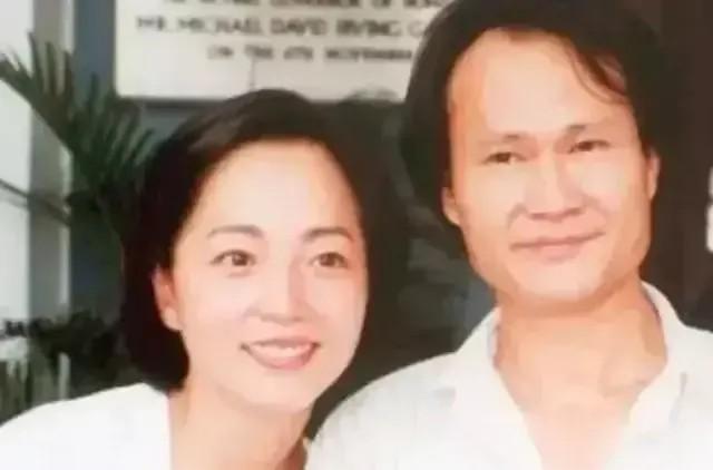 1997年，林正英去世，留下1000万遗产给苑琼丹。苑琼丹当场发誓：“我这辈子都