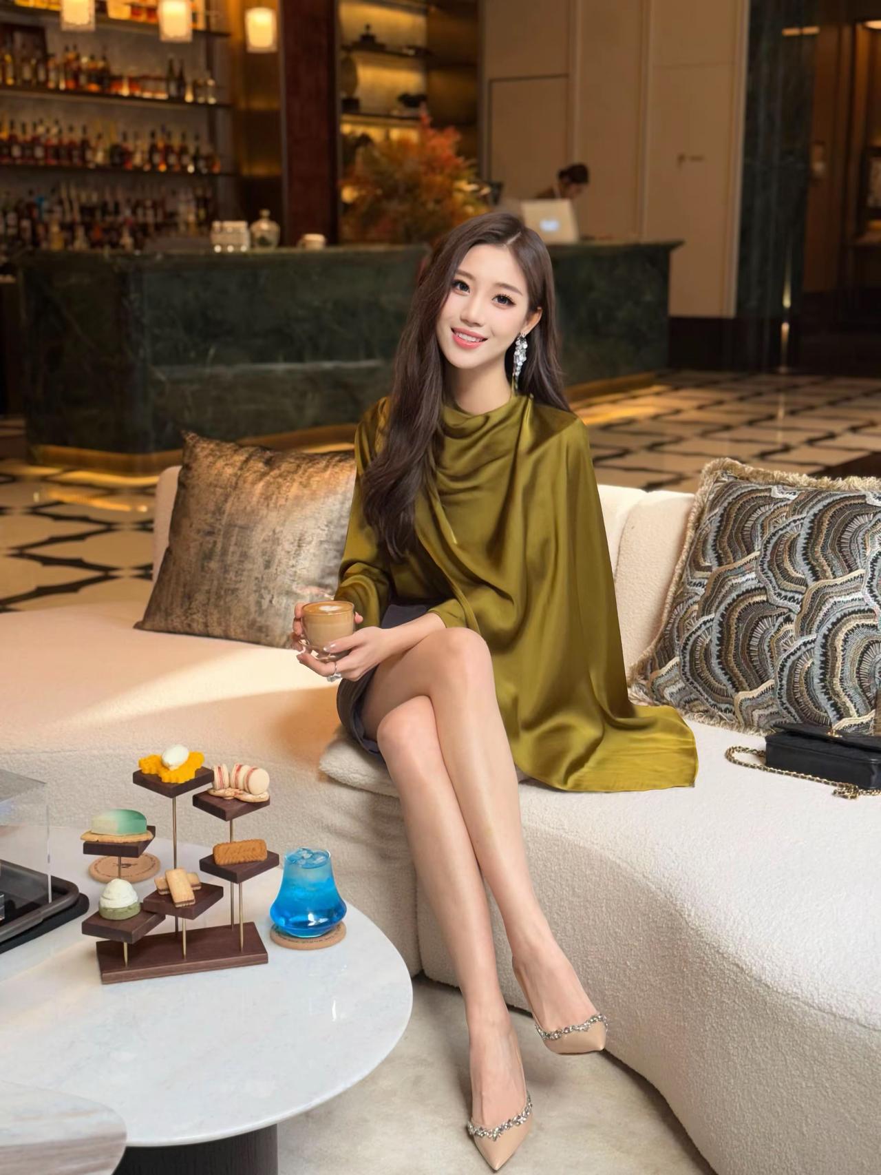 职场穿搭怎样更显女人味?美女究竟能有多美时尚穿搭之美少女美照分享都市丽人必
