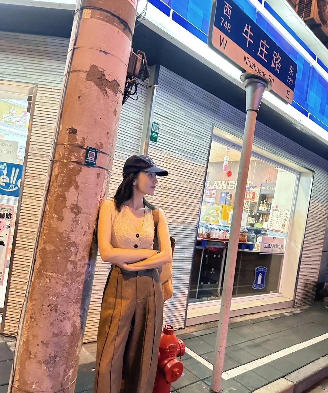 高圆圆这身“松弛感穿搭”火了！普通人照着穿，显瘦10斤，高级到骨子里！最近被高
